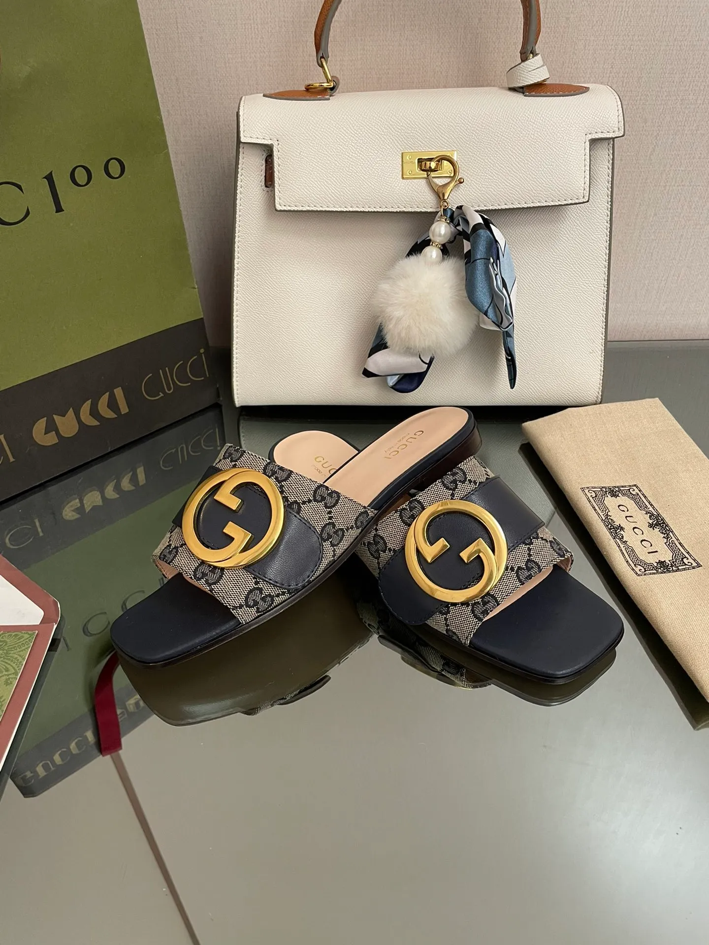 👟👟Ex-factory price👟👟Ex-factory price👟👟Ex-factory price 440👟👟 GuCCl high-end boutique 2024 round interlocking double GG new sandals, original and original quality! Every detail has been carefully crafted and can be compared with ZG, no second quality!  Fabric: Original customized waxed leather Hardware: Dongguan Dachang mold-opening hardware round interlocking double G buckle Lining/foot pads: High-end custom sheepskin lining Heel height: 1.0CM Outsole: Italian genuine leather sole Size: 35-41 (40 41 customized, non-returnable) Original high-end packaging!  The GucCi Blondie series made its debut in Los Angeles during the "Gucci March of Love" series of fashion shows, showing its outstanding charm on the star-studded Hollywood Walk of Fame. The new series echoes the style shown in the recent series, blending retro aesthetics and modern fashion to integrate different eras! The monogram pattern of the brand founder comes from the archive design of the 1970s, vividly interpreting this mid-heeled shoe💋👏 ●Circular interlocking Double G details. Flat heel ●1.0 cm heel height ●Italian creation Green full set of high-end original packaging
